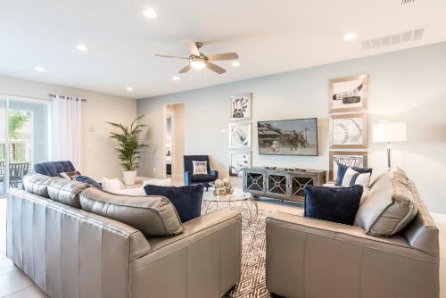 Stunning Home with Pool Table & Theater near Disney - 7707F - image 6