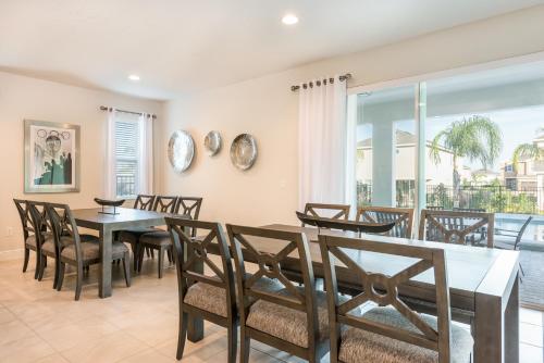 Stunning Home with Pool Table & Theater near Disney - 7707F - image 7