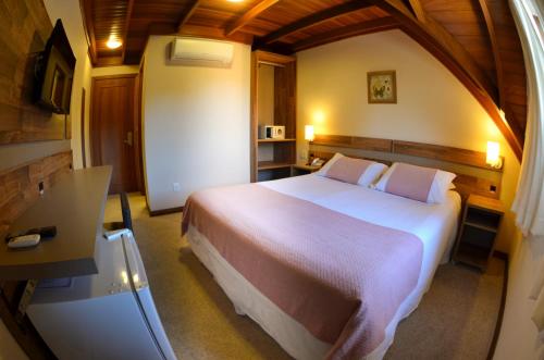 Hotel Renascenca Stop at Hotel Renascença to discover the wonders of Gramado. Both business travelers and tourists can enjoy the hotels facilities and services. 24-hour front desk, luggage storage, room service, fam