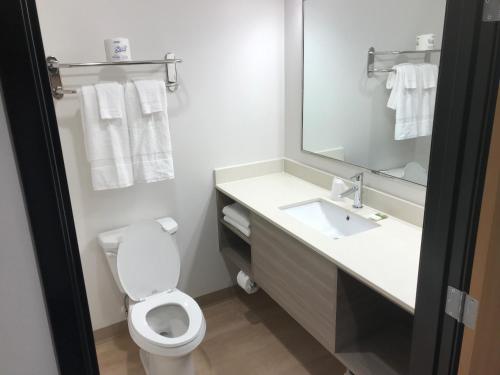 WoodSpring Suites Seattle Redmond - image 6