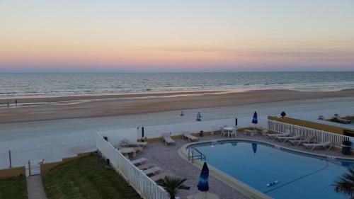 สภาพแวดล้อมโดยรอบ, Driftwood Resort in ออมอนต์บีช (FL)