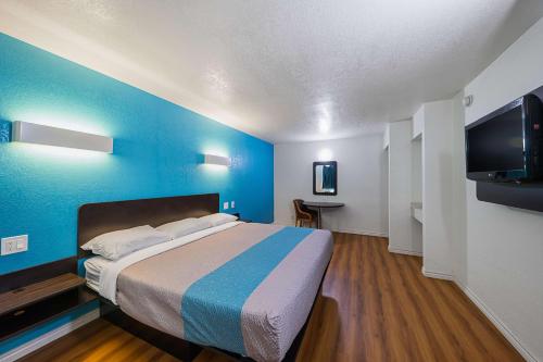 Motel 6-Grand Prairie, TX - Interstate 30 Set in a prime location of Grand Prairie (TX), Motel 6 Grand Prairie Interstate I-30 puts everything the city has to offer just outside your doorstep. The hotel offers a wide range of amenities and pe