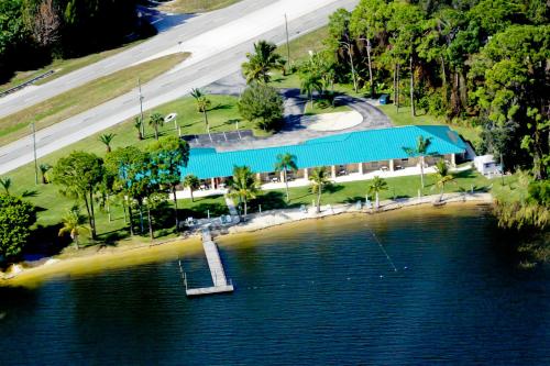 A szálláshely kívülről, Lake Grassy Inn & Suites in Lake Placid (Florida)