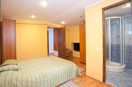 1 queen bed