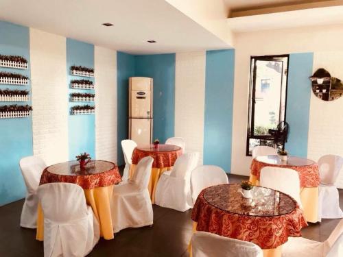 Asiaten Hotel Asiaten Hotel is a popular choice amongst travelers in Tarlac, whether exploring or just passing through. The property offers a wide range of amenities and perks to ensure you have a great time. Servi