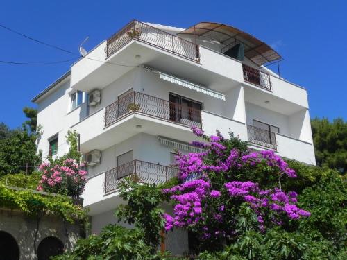  Apartments STANIĆ - apartments with a view of the sea and sandy beach, Pension in Duće