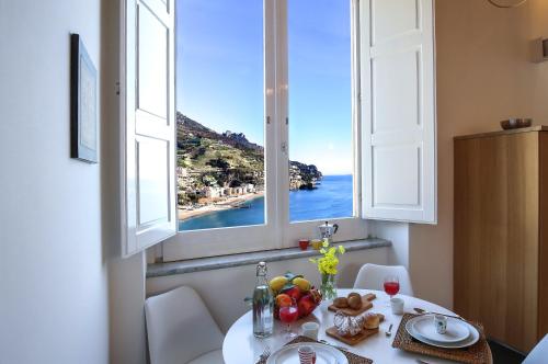 Starhost - CASTLE MEZZACAPO seaview terrace, garden and parking, Minori (foto 9)