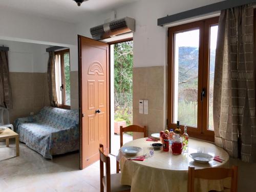 Athina's House (Number 2) gîte à louer Krionerítis