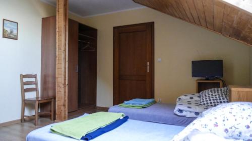 1 double bed, 2 twin beds