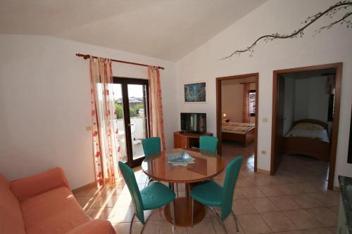 設施, Villa Linet with garden in 馮塔納