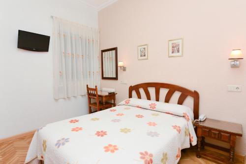 Hostal Biarritz - Tap to explore photos