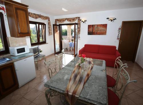 廚房, Villa Linet with garden in 馮塔納