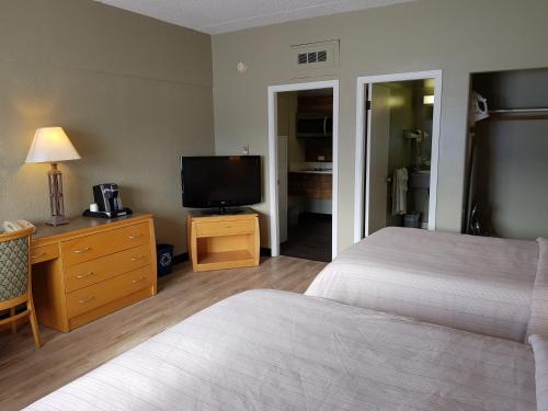 Queen Room with Kitchenette - Pet Friendly