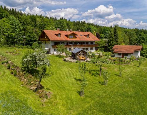 B&B Spiegelau - Haus Jägerfleck, Ihre Ferienwohnungen am Nationalpark Bayerischer Wald - Bed and Breakfast Spiegelau