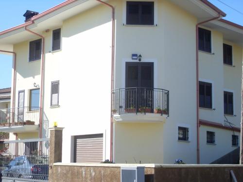 Bejárat, Yellow House in San Sostene