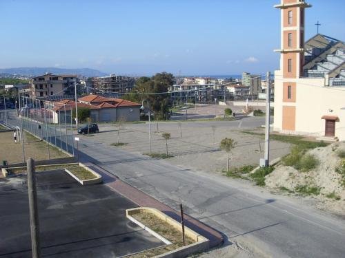 Kilátás, Yellow House in San Sostene