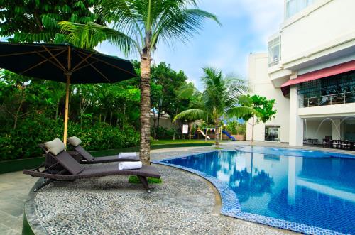 Piscina, The7th Hotel and Convention Center Lampung (Swiss-Belhotel Lampung) in Bandar Lampung