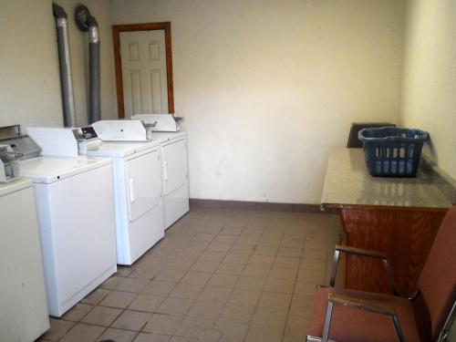 Budgetel Inn Houston/Nasa - image 3