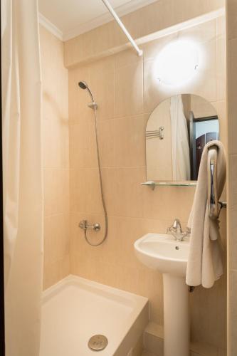 Economy Double Room image 5