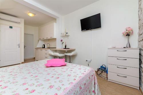 Apartments Djurdjica - image 8