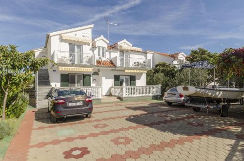 Apartments Vinko in Brodarica