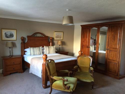 1 queen bed, 2 twin beds