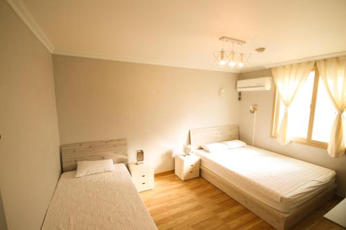 1 double bed, 1 twin bed
