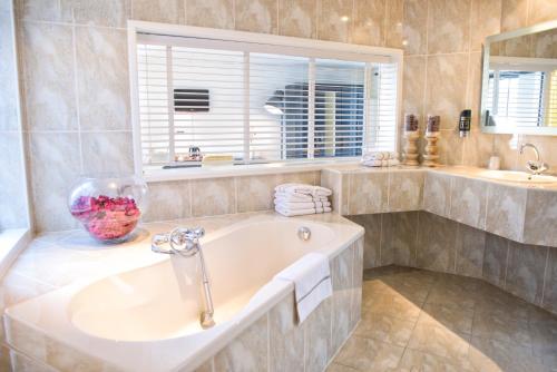 Hotel et le Cafe de Paris - image 9