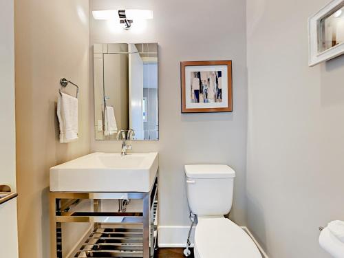 Beech Ave Townhouse - image 2