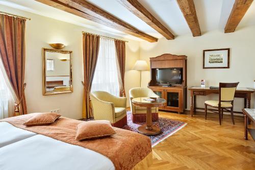Standard Double Room image 8