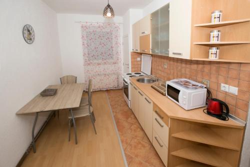 Downtown 3 Bedroom Apartment - image 7