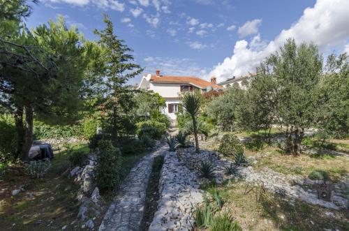  Apartments Mladenka, Unterkunft in Sevid