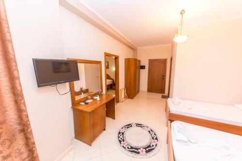 Family Suite with Balcony image 8