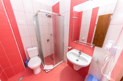 Habitación cuádruple, vista parcial al mar, balcón