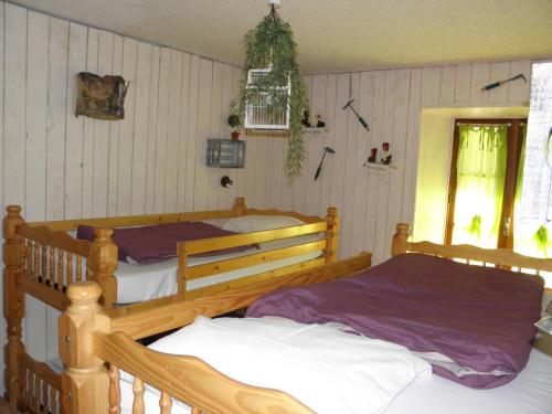 2 bunk beds