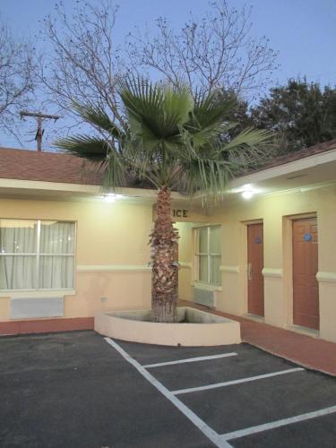 Sunset Lodge of Elgin - image 7