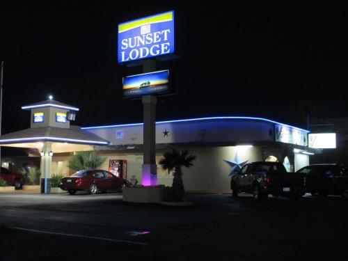 Sunset Lodge of Elgin - image 8
