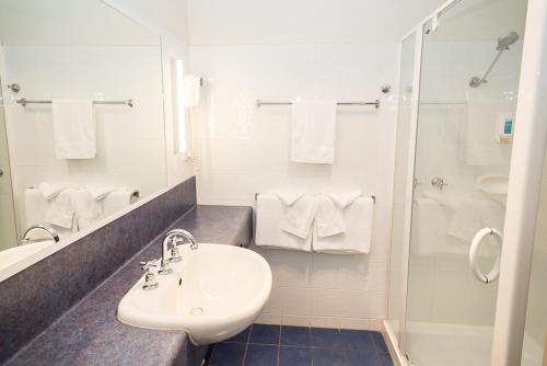 Edgewater Hotel Located in East Devonport, Edgewater Hotel is a perfect starting point from which to explore Devonport. The property features a wide range of facilities to make your stay a pleasant experience. Facili