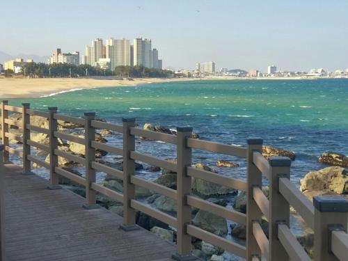 Blue Door Hostel Guesthouse in Daepo-dong