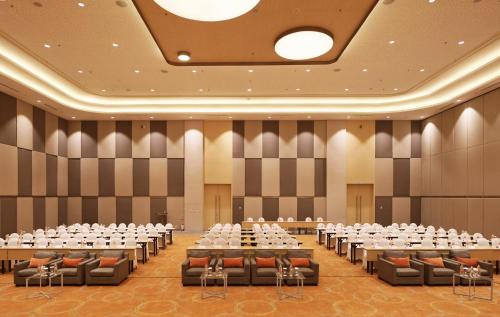 Salón de banquetes, HARRIS Hotel & Conventions Bekasi in Bekasi