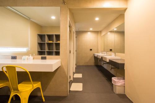 room detail thumbnail 2