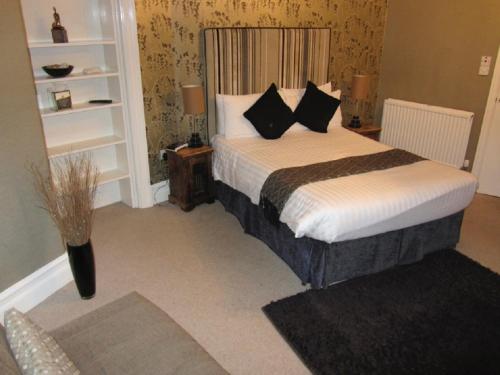 Monties Guest House - image 5