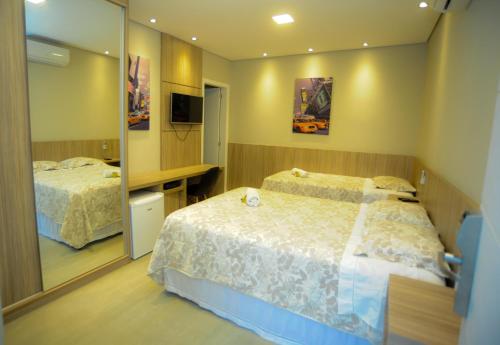 1 queen bed, 2 twin beds