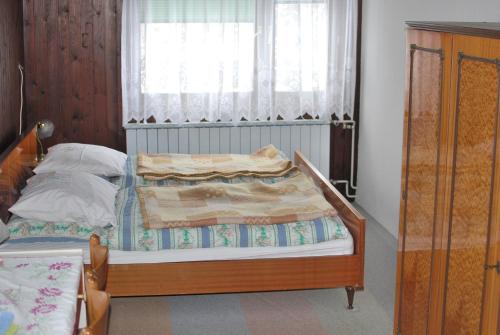 1 queen bed, 1 twin bed
