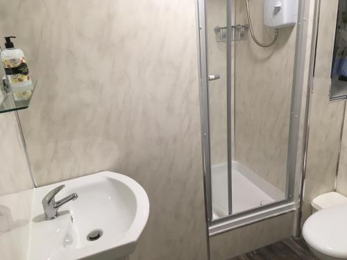 Double Room with Shared Bathroom image 2