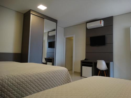 1 queen bed, 2 twin beds