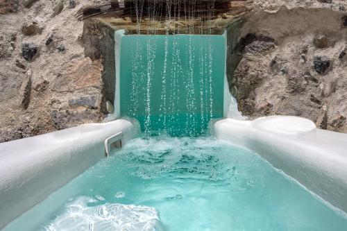 Dandy Cave Villa - Romantic Private & Luxurious - Waterfall Pool - Hot Tub -Up to 8 People