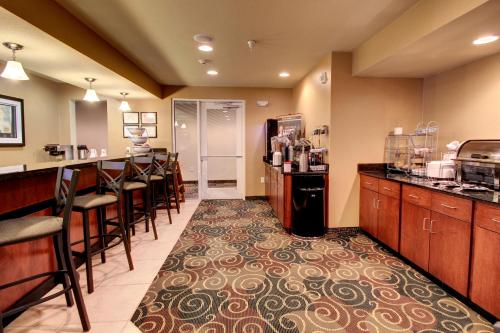 Cobblestone Hotel & Suites - Newton