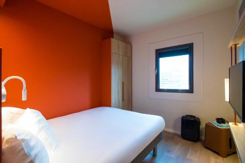 1 double bed, 1 twin bed