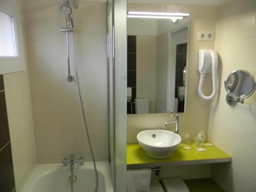 Bathroom, Brit Hotel Cahors - Le France in Cahors